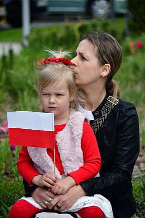 Kilkaset osób na wiecu wyborczym Grzegorza Brauna w Biłgoraju: patriotyczne przesłanie i program „Tu jest Polska”-13070