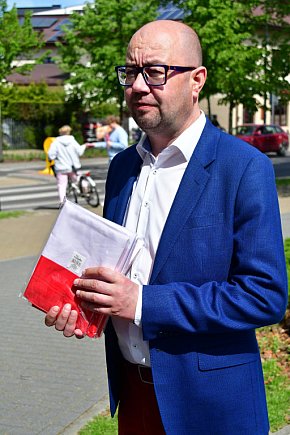 Młodzież rozdawała flagi RP-13083