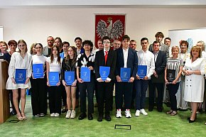 Dzień Olimpijczyka. Władze powiatu biłgorajskiego wyróżniły najlepszych uczniów i nauczycieli-13415