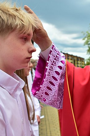 Biłgoraj. 85 młodych ludzi przyjęło sakrament bierzmowania-13416