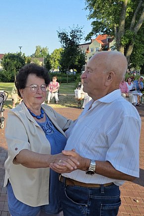 Taniec przy fontannie powraca! Letnie soboty pełne muzyki i radości w Biłgoraju-13478