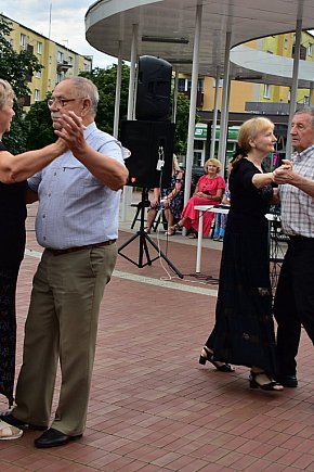 Letni wieczór na placu za Urzędem Miasta-13575