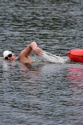 Pływak na fali nadziei: Damian Błaszczyk przepłynął już 63 km-13576