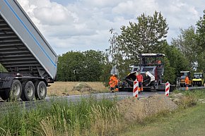 Leją asfalt na bramie Roztocza-13585