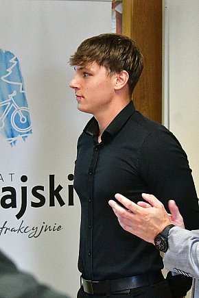 Władze powiatu podziękowały Damianowi. Była też nagroda-13604