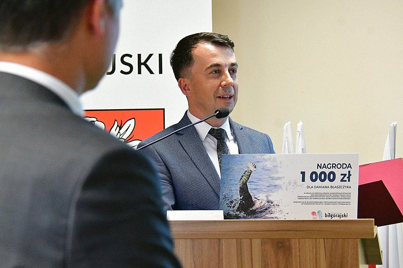 Władze powiatu podziękowały Damianowi. Była też nagroda