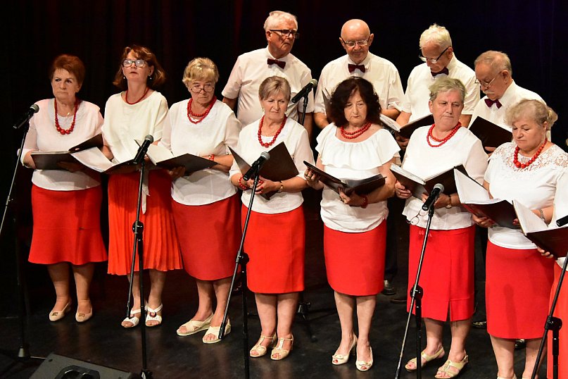 Biłgoraj: seniorzy świętowali Dzień Wojska Polskiego śpiewem pieśni patriotycznych