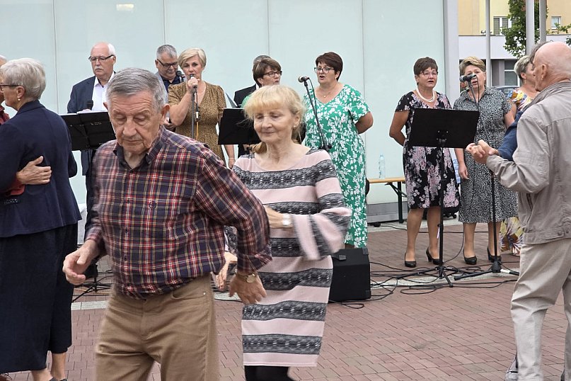 Ostatnie taneczne wieczory przy fontannie