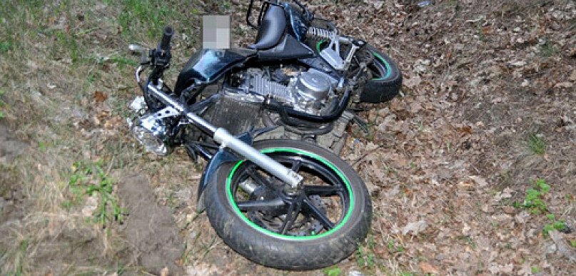 Motocyklista zginął po uderzeniu w drzewo