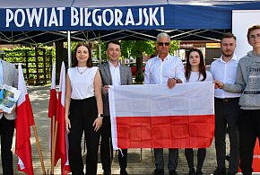Młodzież rozdawała dziś w Biłgoraju flagi RP (FOTO)-42698