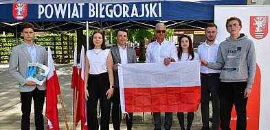 Młodzież rozdawał dziś w Biłgoraju flagi RP (FOTO)-42698