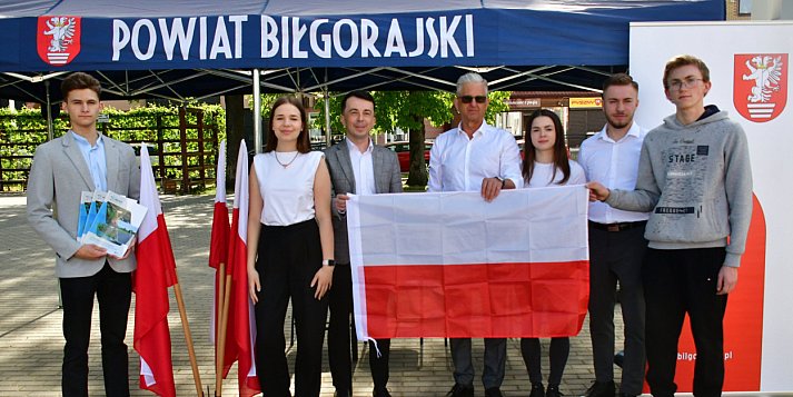 Młodzież rozdawała dziś w Biłgoraju flagi RP (FOTO)