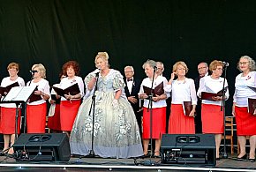 Seniorzy z Biłgoraja świętowali Dzień Flagi: Muzyka, teatr i barwny korowód (FOTO)-42716