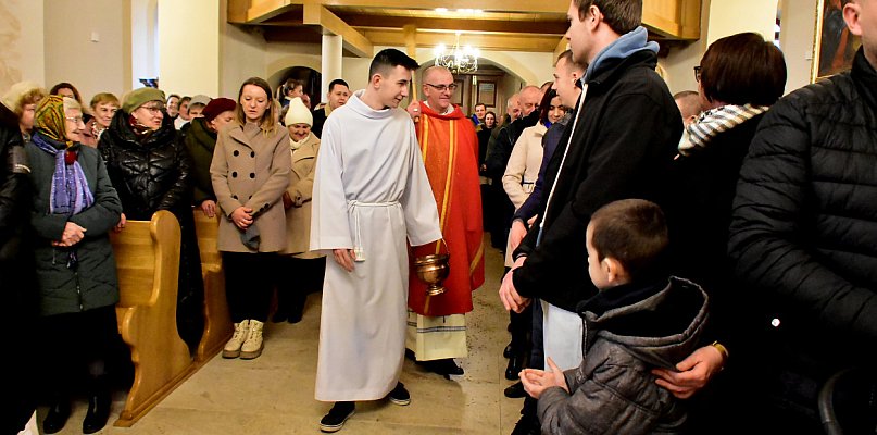 W dzień świętego Szczepana wierni rzucają owsem w kapłana (VIDEO) - 49208