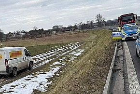 Zabrał auto kuriera. Uciekając wjechał do rowu-49911