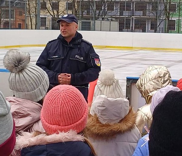 Jak bezpiecznie spędzić ferie zimowe - spotkanie z policjantami-50021