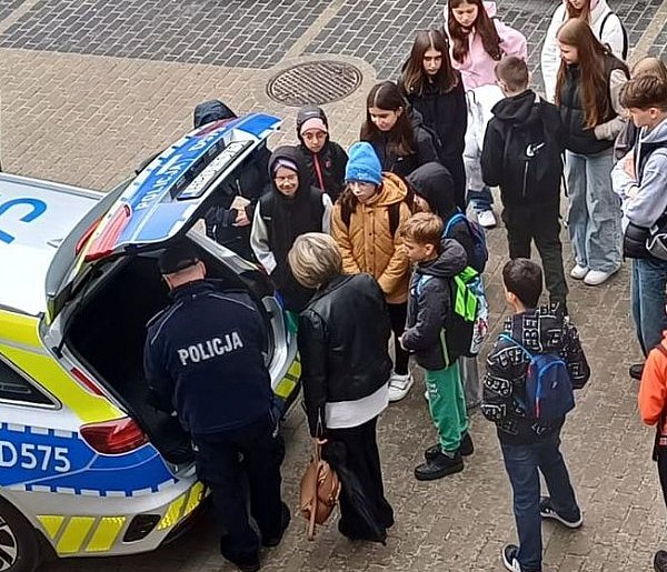 Uczniowie poznawali zawód policjanta-51087