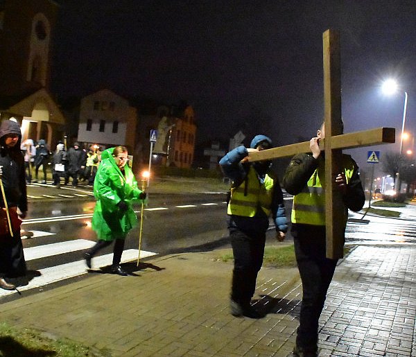 Skautowa droga krzyżowa w Biłgoraju: Mieszkańcy w duchu modlitwy (FOTO, VIDEO)-51103