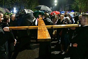 Mieszkańcy Biłgoraja na drodze krzyżowej. Nie przeszkodziła deszczowa pogoda (FOTO-52114