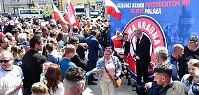 Kilkaset osób na wiecu wyborczym Brauna w Biłgoraju