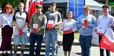 Młodzież rozdawała flagi RP (FOTO)-52484