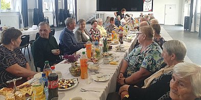 Seniorzy i Panie z KGW spotykają się przy wspólnym stol-52500
