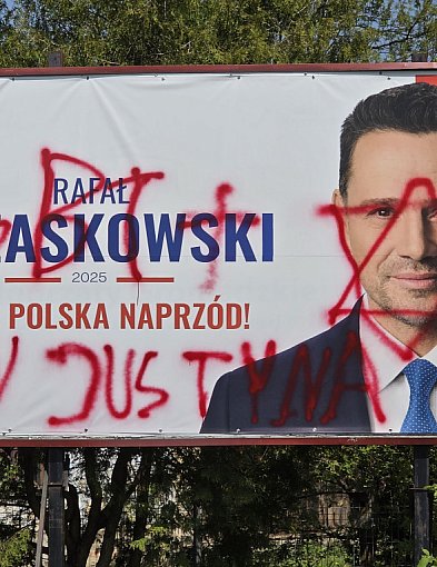 Gwiazda Dawida na czole kandydata. Ktoś zniszczył bilbord Rafała Trzaskowskiego-52524