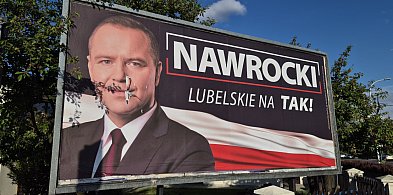 Kolejny akt wandalizmu. Zniszczony bilbord Nawrockiego (VIDEO)-52631