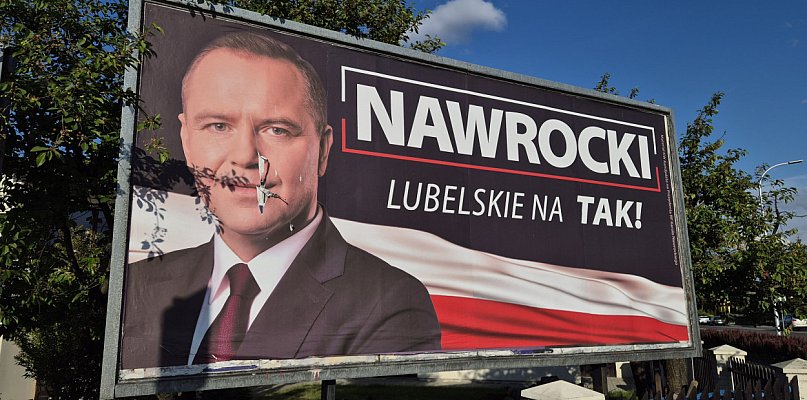 Kolejny akt wandalizmu. Zniszczony bilbord Nawrockiego (VIDEO) - 52631