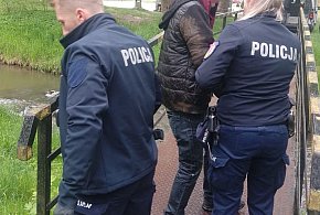 Dzielnicowa pomogła nietrzeźwemu mężczyźnie, który leżał przy brzegu rzeki-52755
