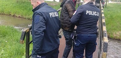 Dzielnicowa pomogła nietrzeźwemu mężczyźnie, który leżał przy brzegu rzeki-52755