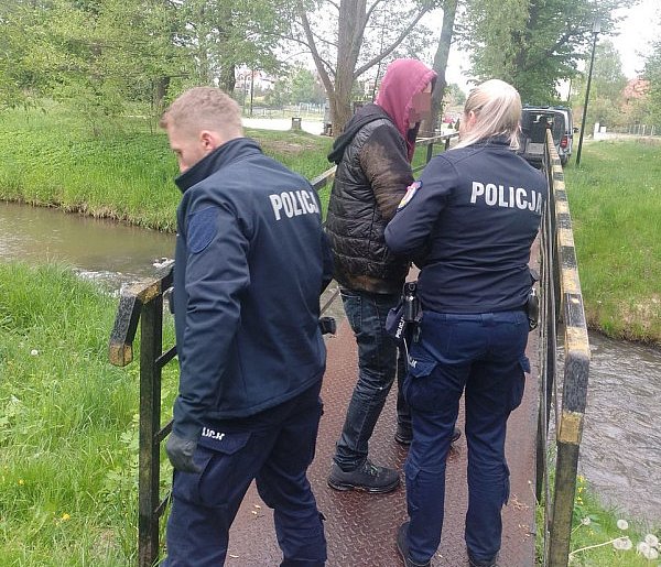 Dzielnicowa pomogła nietrzeźwemu mężczyźnie, który leżał przy brzegu rzeki-52755