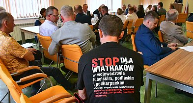 Rada Powiatu mówi nie wiatrakom. Chce, by ich budowa była poprzedzona... -53044