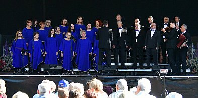 Ponad stu chórzystów na scenie letniej BCK w Biłgoraju-53764