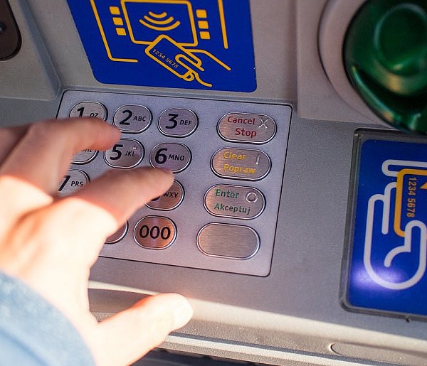 Po rozmowie z fałszywym pracownikiem banku straciła ponad 45 tys. zł-53889