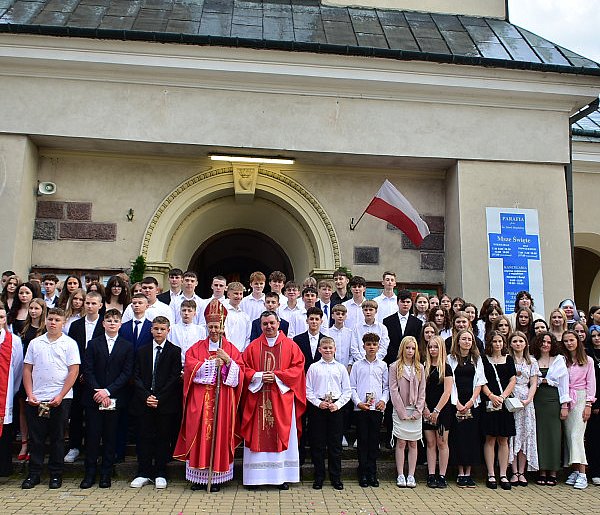 Biłgoraj. 85 młodych ludzi przyjęło sakrament bierzmowania (FOTO)-54060