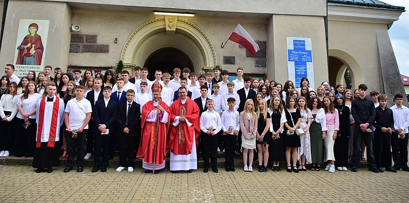 Biłgoraj. 85 młodych ludzi przyjęło sakrament bierzmowania (FOTO) - 54060