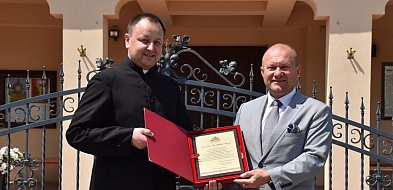 Ksiądz dostał od wójta dyplom, okazją 25-lecie-54246