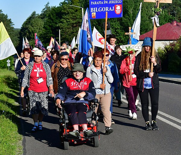 Pielgrzymi z Biłgoraja i Tereszpola na pielgrzymim szlaku do Krasnobrodu (FOTO)-54215