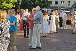 Taniec przy fontannie powraca! Letnie soboty pełne muzyki i radości w Biłgoraju-54397
