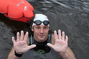 Pływak na fali nadziei: Damian Błaszczyk przepłynął już 63 km (FOTO, VIDEO)-54924