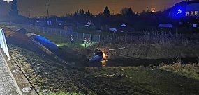 Osobowy Opel w rzece Biała Łada, kierujący oddalił się