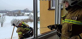 Sprawna akcja strażaków z Radzięcina na dachu szkoły