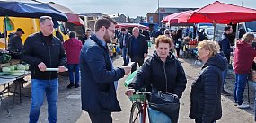 Działacze Ruchu Narodowego na biłgorajskim targu