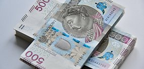 Wykonując polecenia oszustów straciła ponad 8 tys.