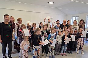 Smak tradycji i radość wspólnego gotowania: KGW Jarzębinki łączy pokolenia-13946