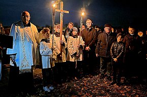 Droga krzyżowa wśród zniczy na Wszystkich Świętych-14060