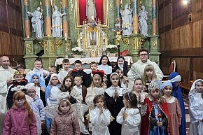 Dzieci przebrane za świętych w Górecku Kościelnym-14054