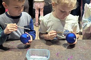Jak powstają bombki? Wycieczka przedszkolaków z Biłgoraja-14064
