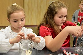 Lampiony, choinka i św. Mikołaj. Świąteczne warsztaty we Frampolu-14229